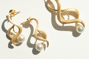 Drawing from the river’s meanderingcurves, this collection features a pendant and earrings that echo the Hawkesbury’s graceful turns.