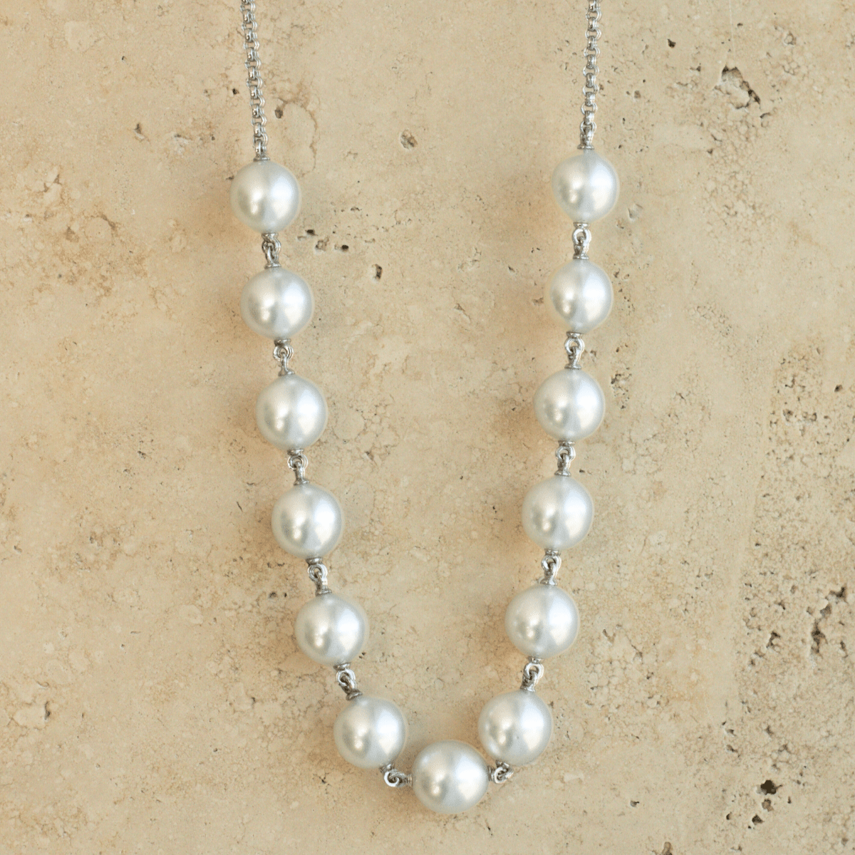 This exceptional Cocos Pearl Strand Necklace features thirteen (13) drop shape Australian South Sea pearls set on a 43cm white gold chain. 
