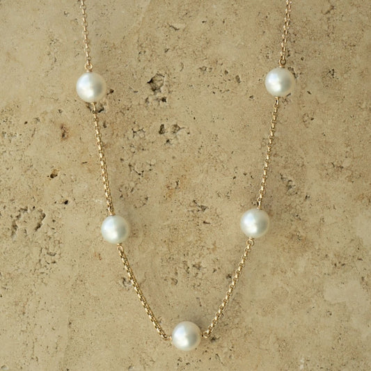 A beautiful Cocos Pearl Necklace featuring our Australian South Sea pearls set on a beautiful solid gold chain.