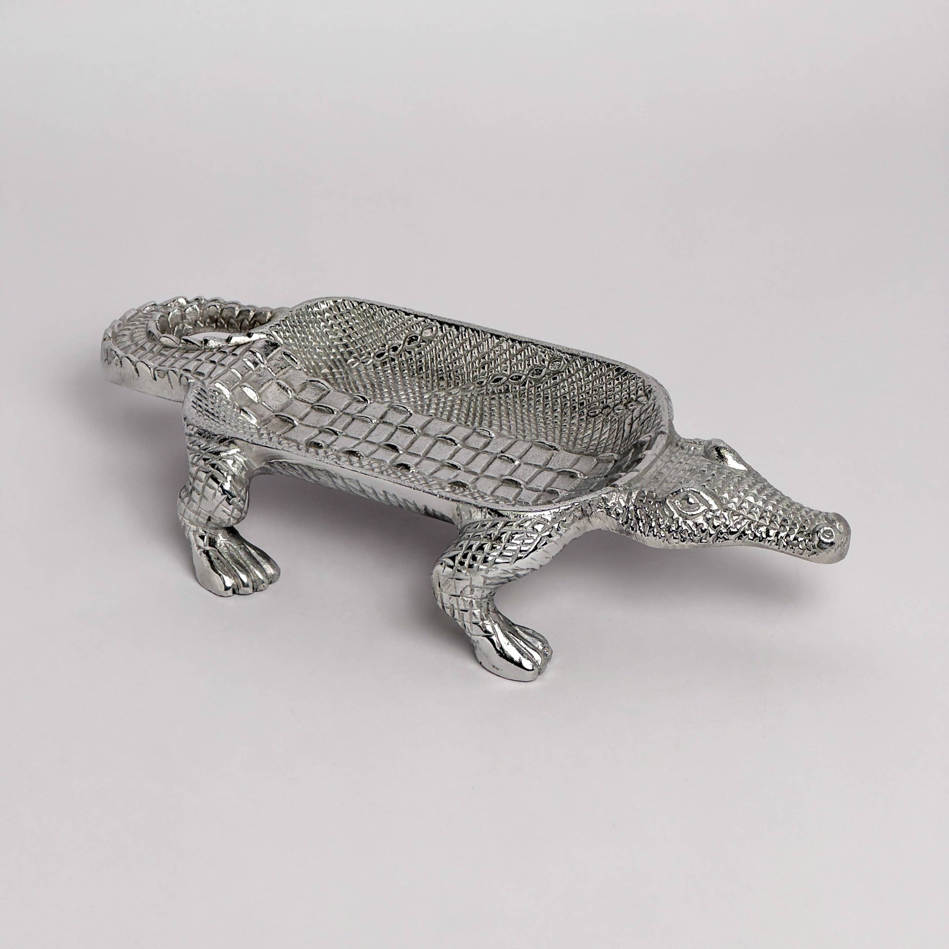 Dine in style with our Crocodile Dish Alum. Enhance your hosting experience with the highest level of craftsmanship.