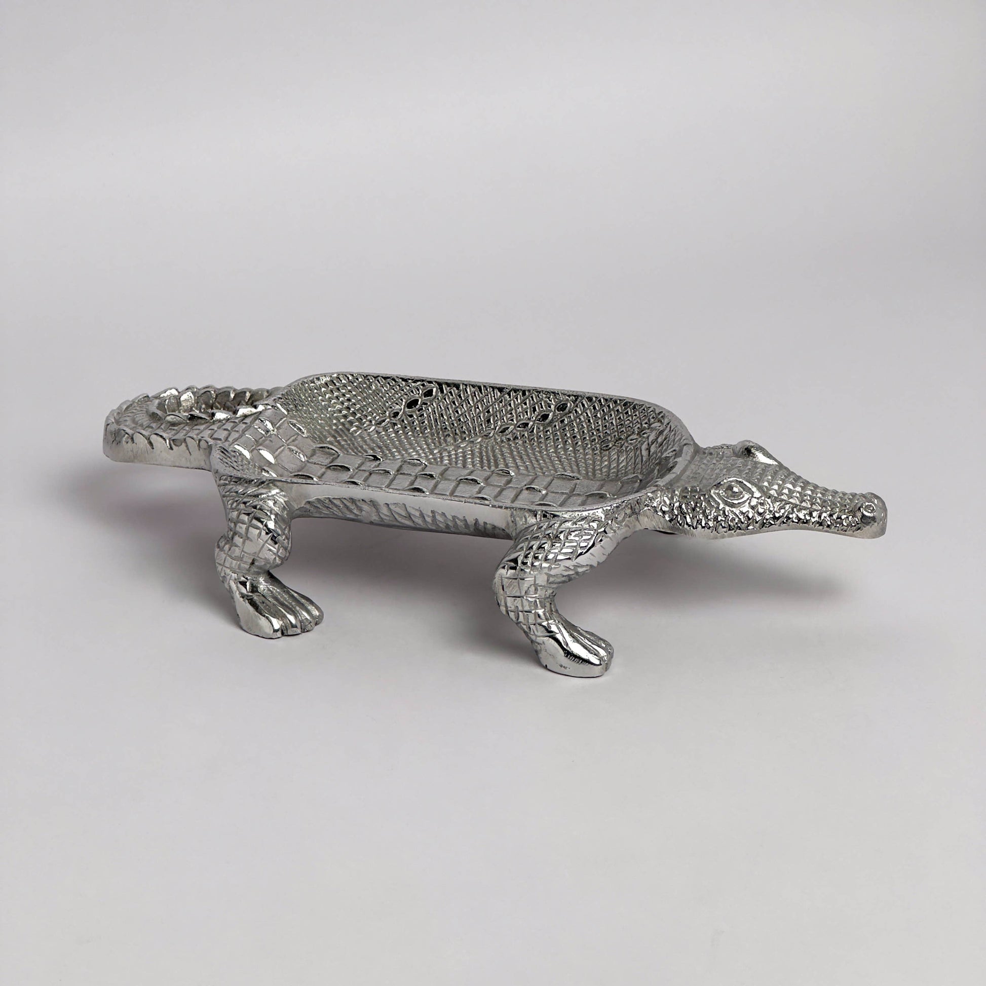 Dine in style with our Crocodile Dish Alum. Enhance your hosting experience with the highest level of craftsmanship.