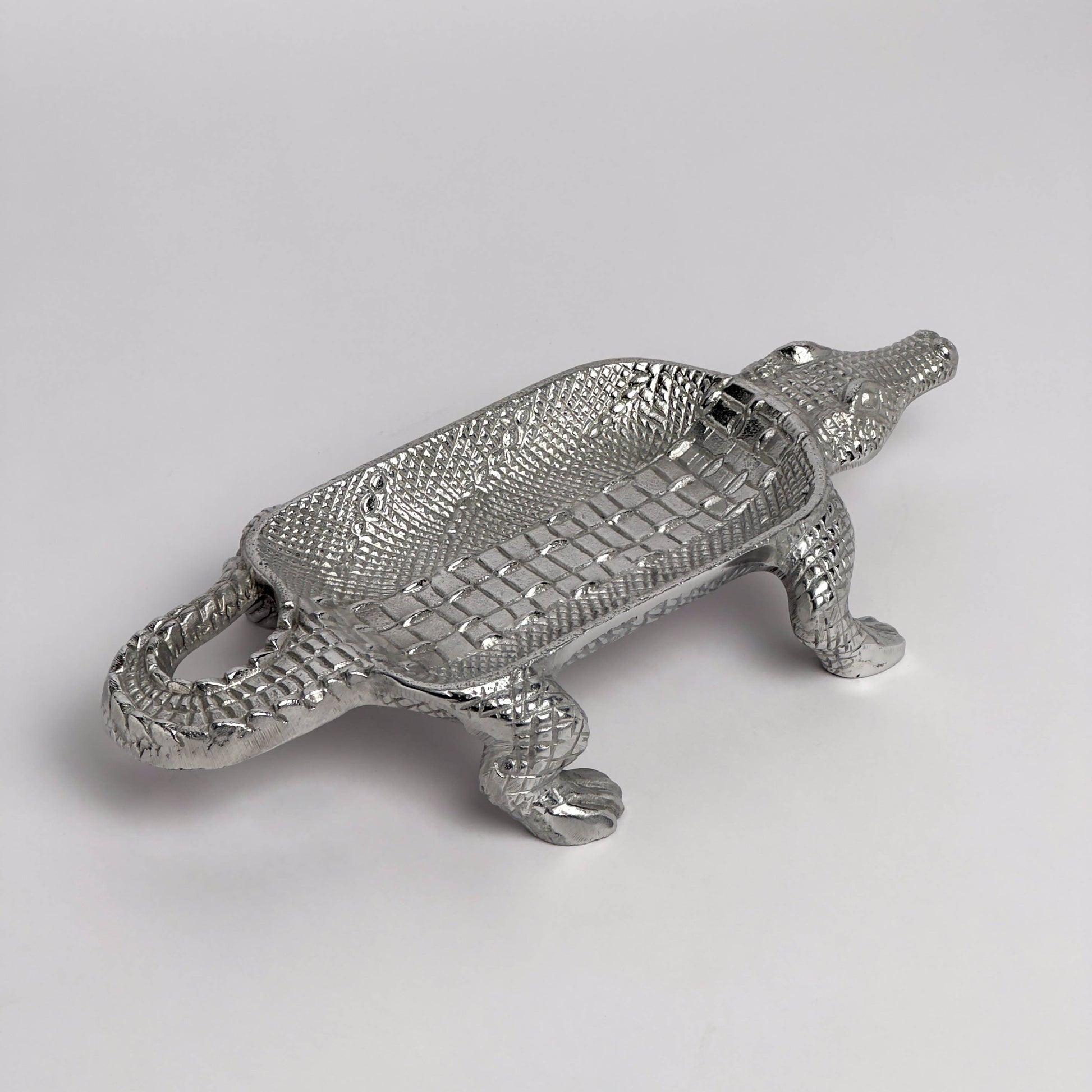 Dine in style with our Crocodile Dish Alum. Enhance your hosting experience with the highest level of craftsmanship.
