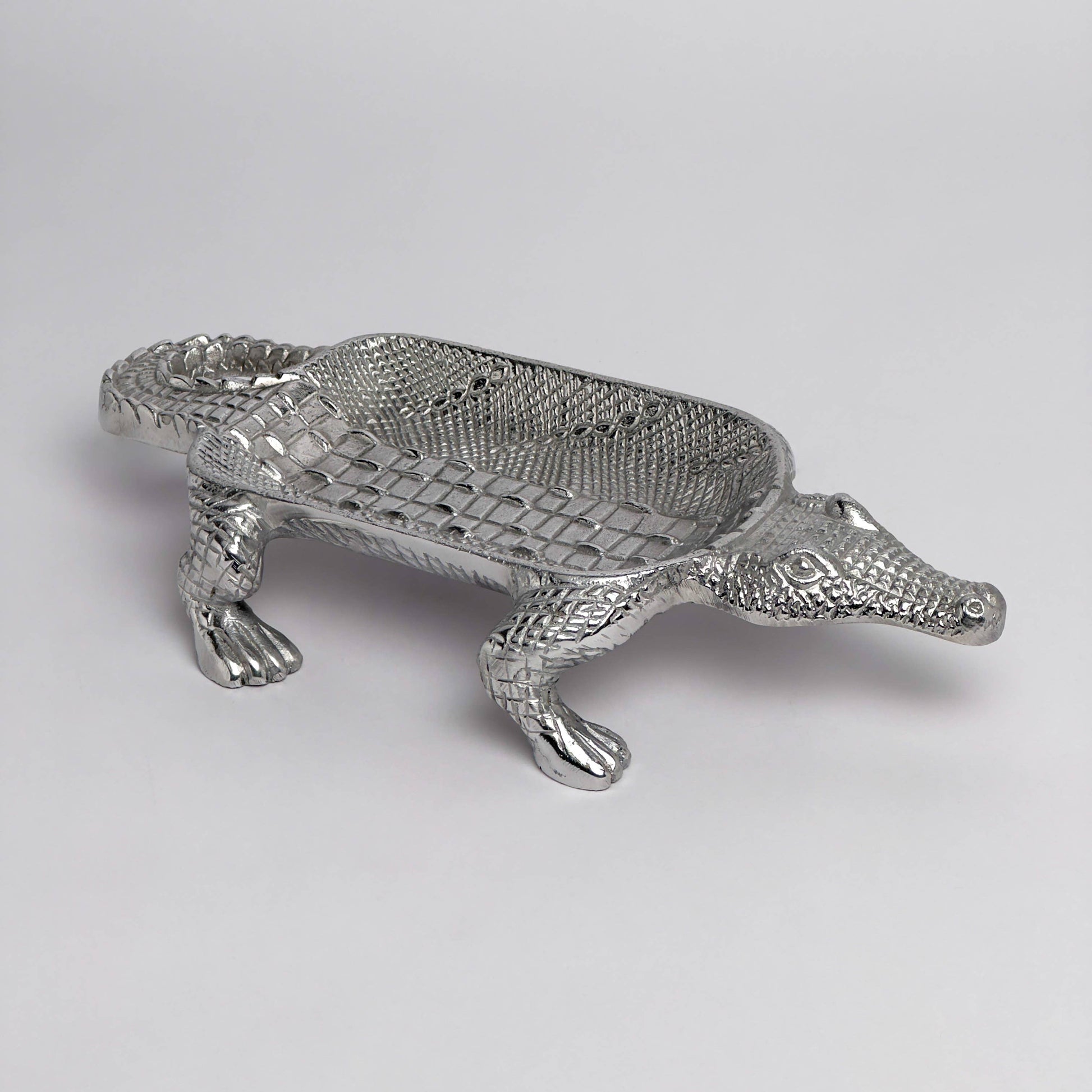 Dine in style with our Crocodile Dish Alum. Enhance your hosting experience with the highest level of craftsmanship.