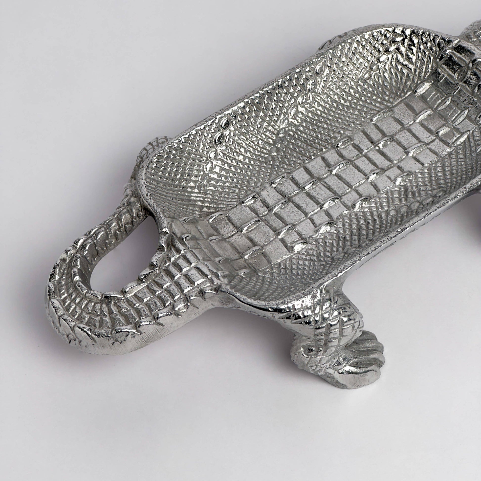 Dine in style with our Crocodile Dish Alum. Enhance your hosting experience with the highest level of craftsmanship.
