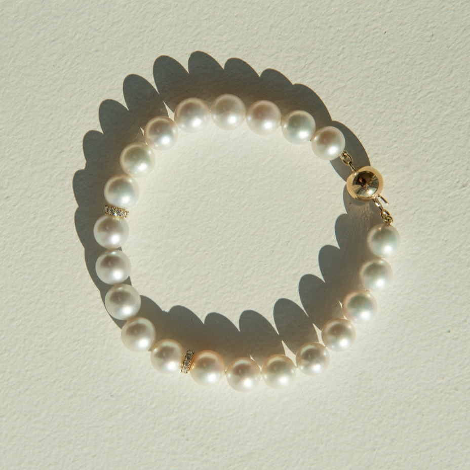 This Eternal Akoya & Diamond Strand Bracelet features twenty-one (21) Broken Bay (NSW) grown 7.5mm AAA grade Australian Akoya pearl set alongside two White Diamond rondels (0.22ct H/SI). This 18.5cm pearl strand is carefully hand strung with silk and set with an 18ct Yellow Gold Ball Clasp.