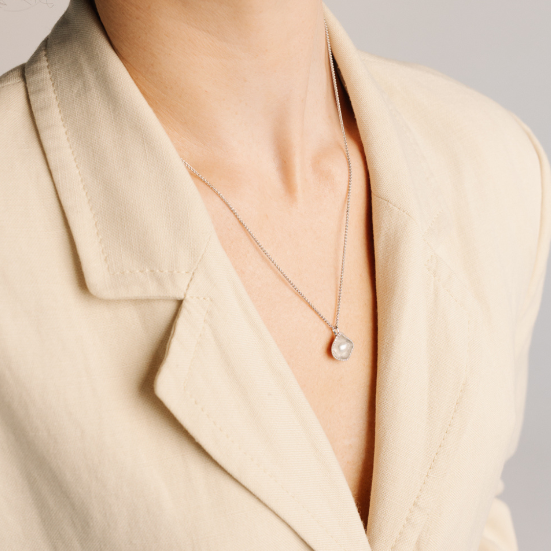 This stunning Kimberley Lily Diamond Pearl Pendant features our Cygnet Bay (WA) grown 5-8mm A grade Australian South Sea Keshi Pearl complemented by a halo of 33 white diamonds, set in a unique gold design.