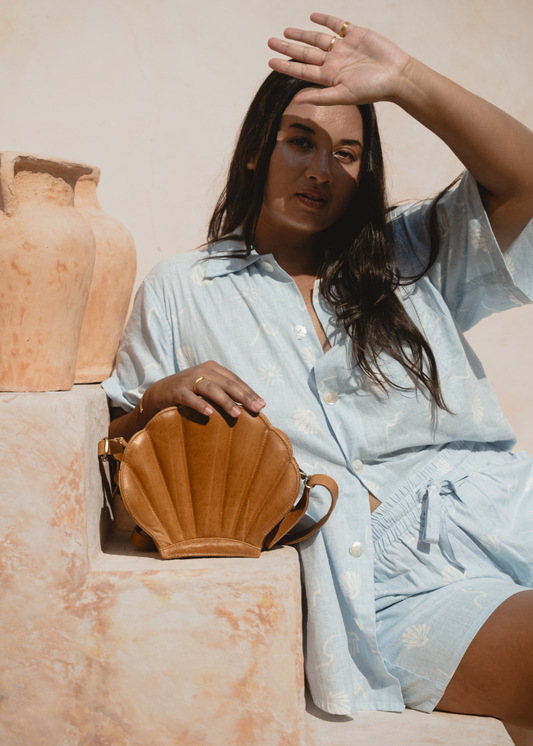 Featuring a gorgeous Koa Shell design, the Koa Grande is packed with character and individuality. With one main zip compartment, it features 4 card slots and an additional inner zip pocket to keep your treasures safe. An adjustable shoulder strap can be removed entirely to use it as a clutch.