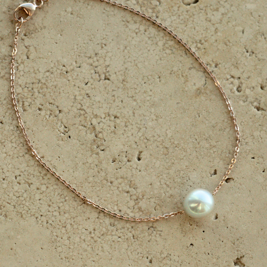 The gorgeous Savanna Pearl Bracelet features a Broken Bay (NSW) grown Australian Akoya Pearl set on an adjustable gold chain.