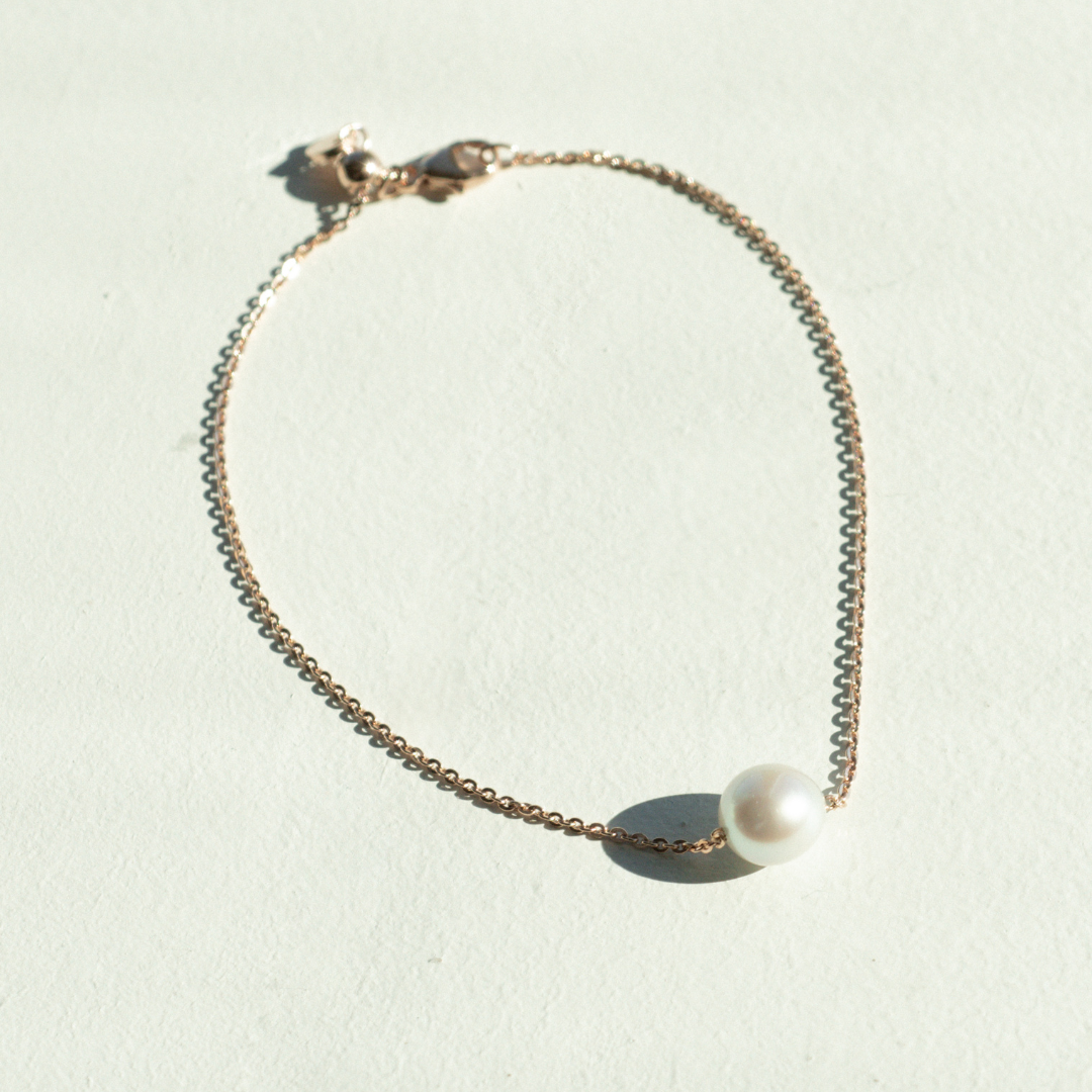 The gorgeous Savanna Pearl Bracelet features a Broken Bay (NSW) grown Australian Akoya Pearl set on an adjustable gold chain.