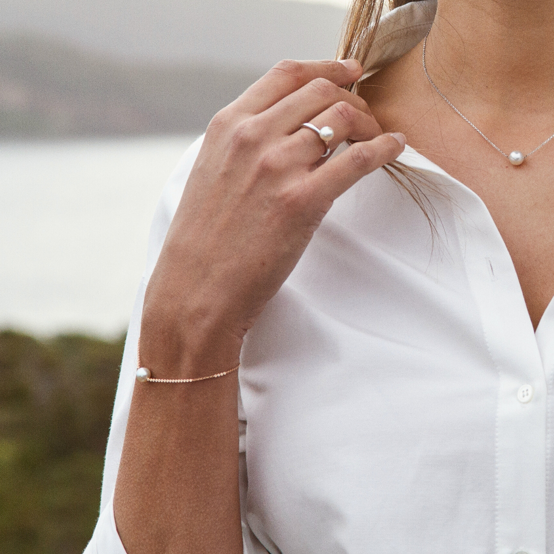 The gorgeous Savanna Pearl Bracelet features a Broken Bay (NSW) grown Australian Akoya Pearl set on an adjustable gold chain.
