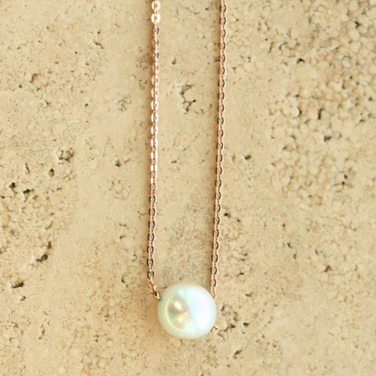 This gorgeous Savanna Pearl Necklace features a Broken Bay (NSW) grown Australian Akoya Pearl set on a gold chain.