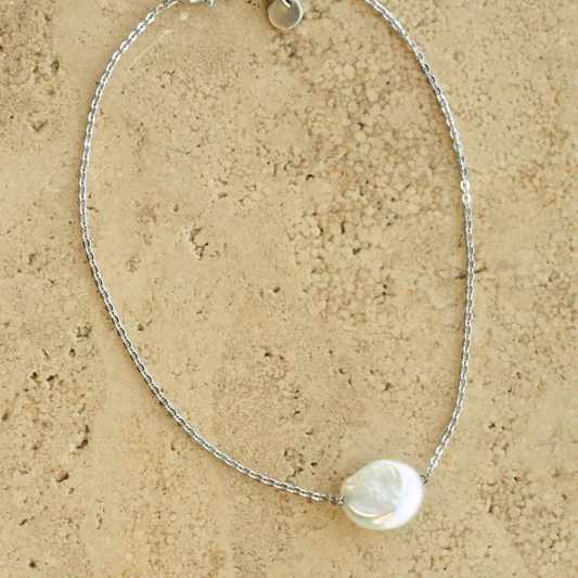 The gorgeous Savanna Pearl Bracelet features a Cygnet Bay (WA) grown Australian South Sea Keshi Pearl set on an adjustable gold chain.