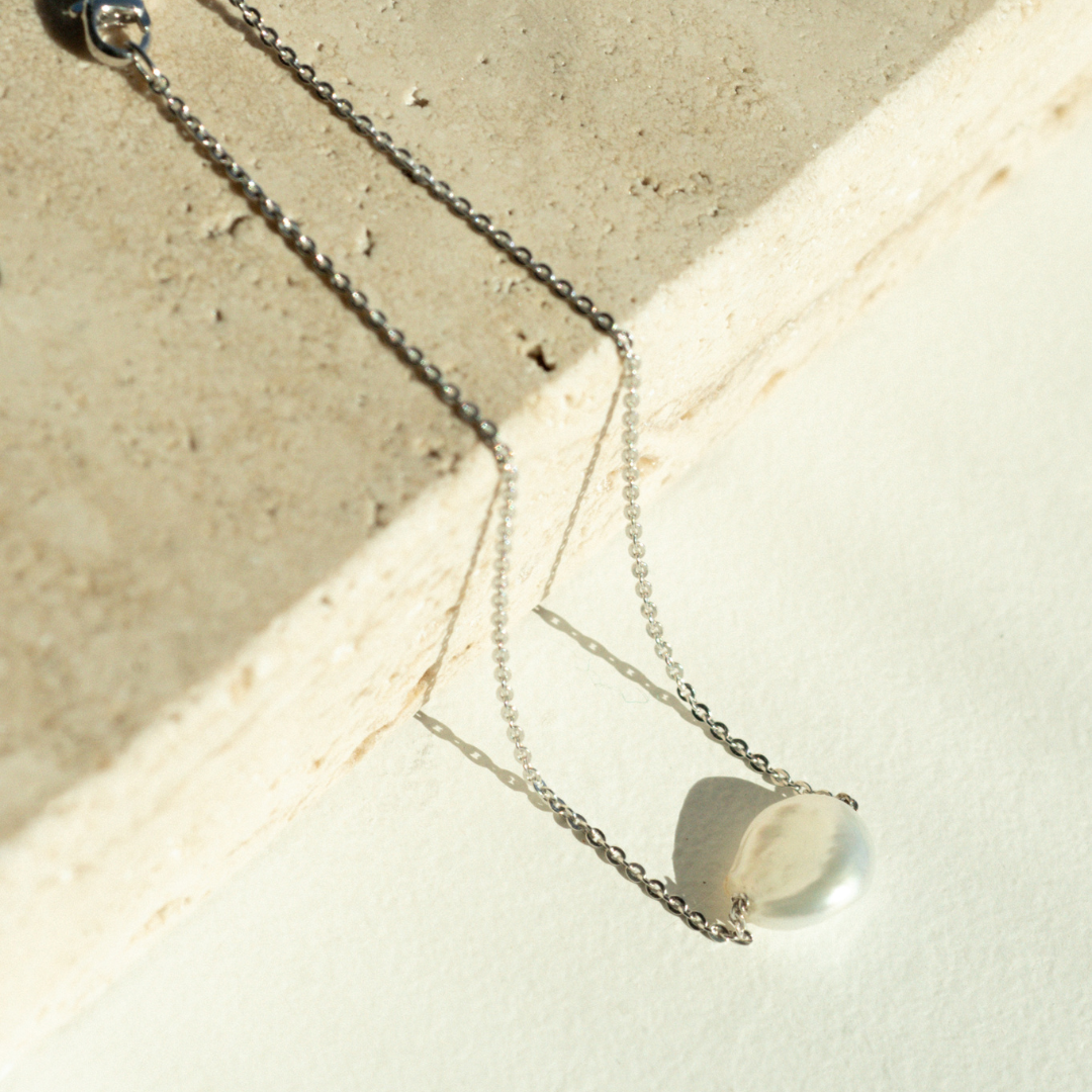 The gorgeous Savanna Pearl Bracelet features a Cygnet Bay (WA) grown Australian South Sea Keshi Pearl set on an adjustable gold chain.