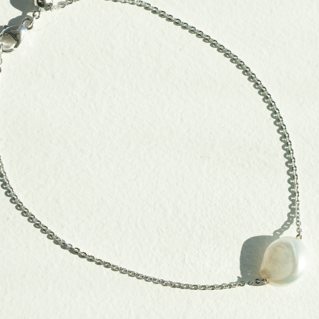 The gorgeous Savanna Pearl Bracelet features a Cygnet Bay (WA) grown Australian South Sea Keshi Pearl set on an adjustable gold chain.