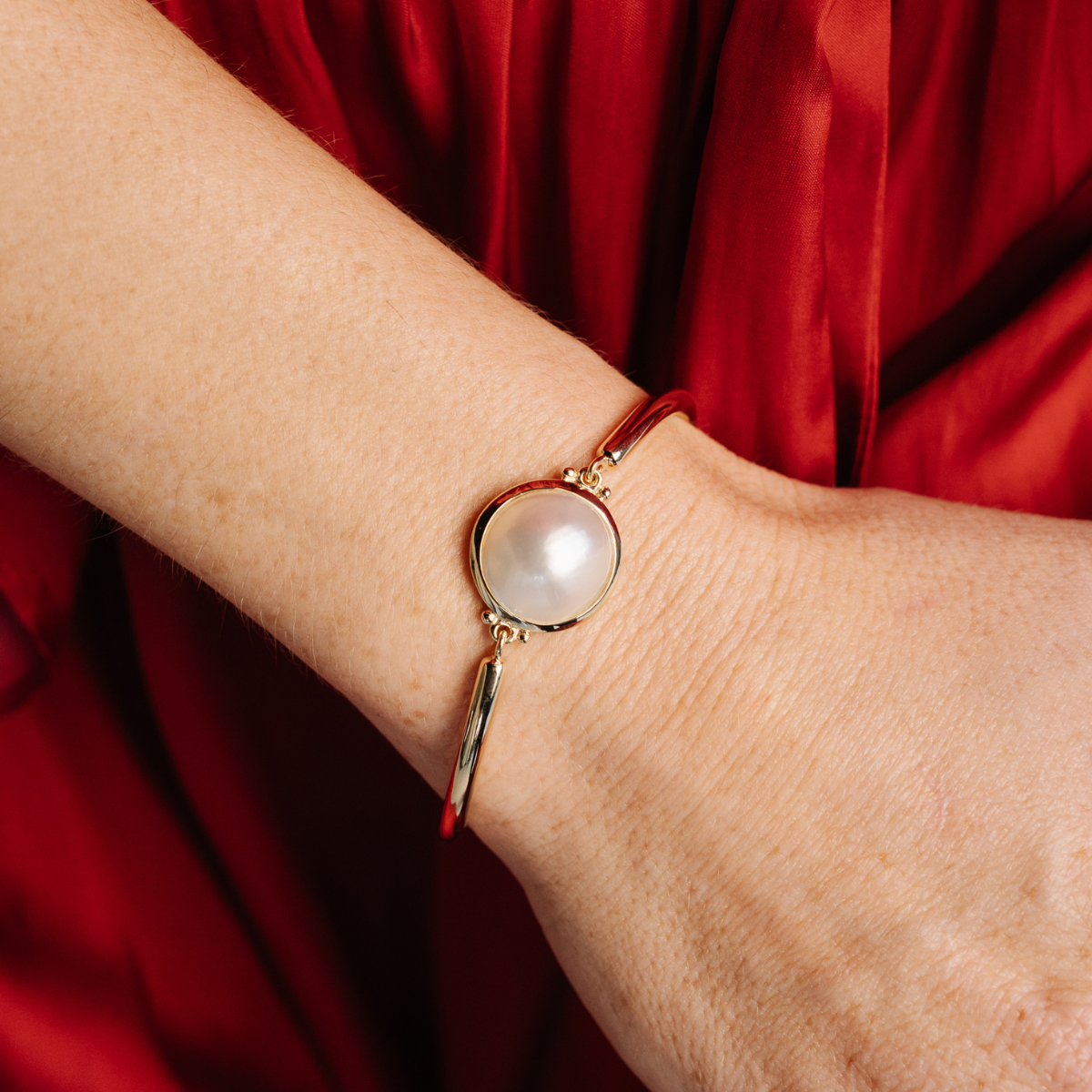 This gorgeous Save the Children Pearl Bracelet features a Cygnet Bay (WA) grown 16mm B grade Australian South Sea Mabe pearl set in sterling silver, with an adjustable chain and parrot clasp.