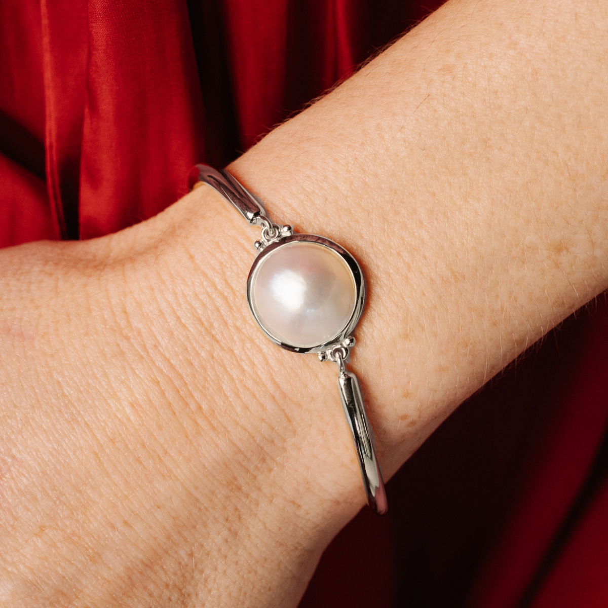 This gorgeous Save the Children Pearl Bracelet features a Cygnet Bay (WA) grown 16mm B grade Australian South Sea Mabe pearl set in sterling silver, with an adjustable chain and parrot clasp.