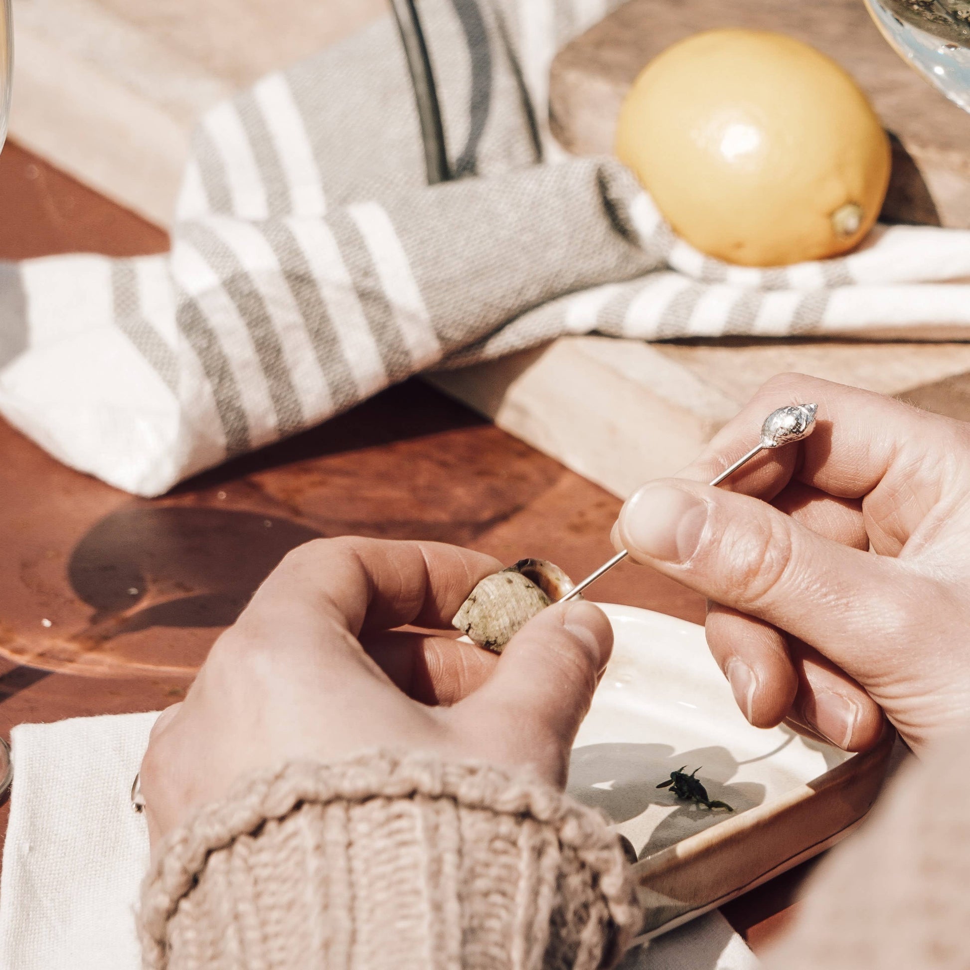 These tapas sticks are perfect for enjoying small snacks and easily extracting shellfish from their shells. Crafted from pure tin and handcrafted in the Netherlands, they come in packs of four and are elegantly presented in a luxurious black box with a sophisticated green sleeve.