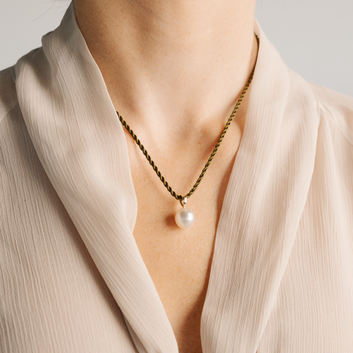 This classic Simple Pearl Pendant features a Cygnet Bay (WA) grown 10.5mm Drop B1+ grade Australian South Sea pearl set in gold.