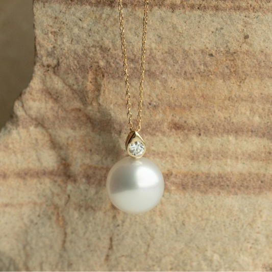 This classic Simplicity Pearl Pendant features a Cygnet Bay (WA) grown 12mm Round A2+ grade Australian South Sea pearl complemented by a solitaire white diamond (0.15ct H/SI) set in 18ct gold.