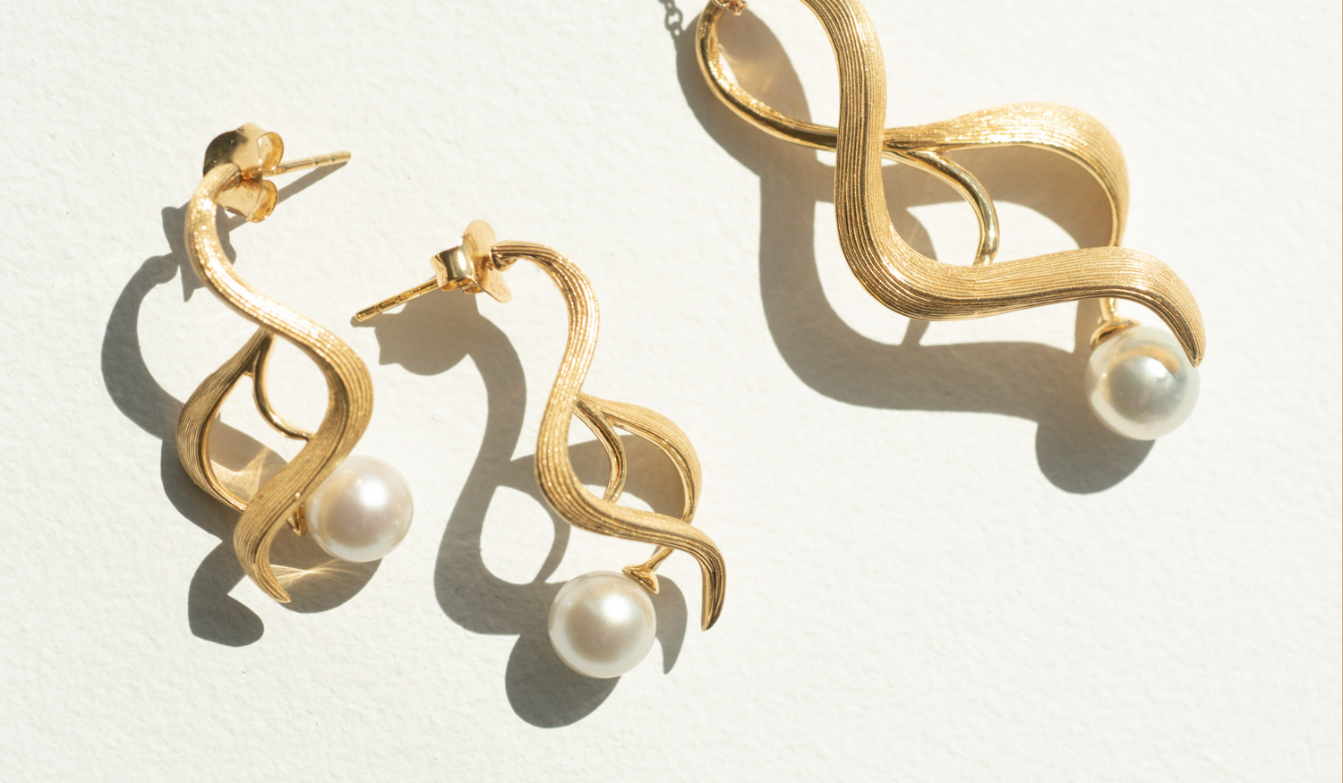 Drawing from the river’s meanderingcurves, this collection features a pendant and earrings that echo the Hawkesbury’s graceful turns.