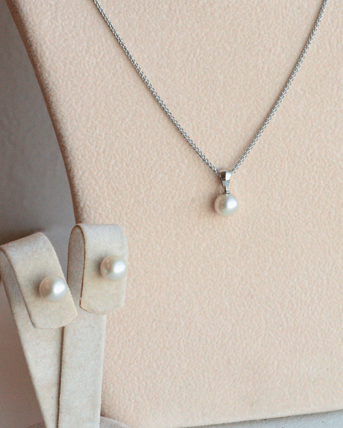 A beautiful Australian Akoya pearl jewellery set that includes a pair of pearl studs with a matching pearl pendant set in sterling silver.