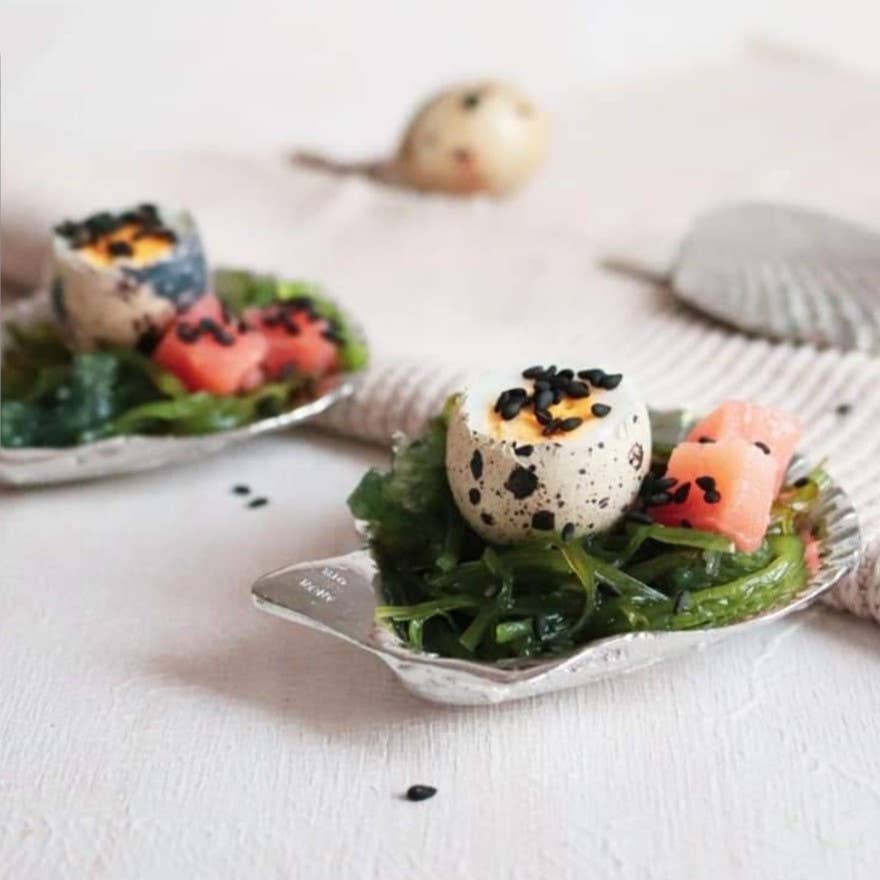The Amuse Shells are inspired by the elegance of the scallops, Packaged in luxurious black boxes , the Amuse shells are crafted from pure tin and carefully handmade in the Netherlands. Perfect for fish appetizers and other delectable treats, these elegant shells are not suitable for use in ovens or dishwashers.

