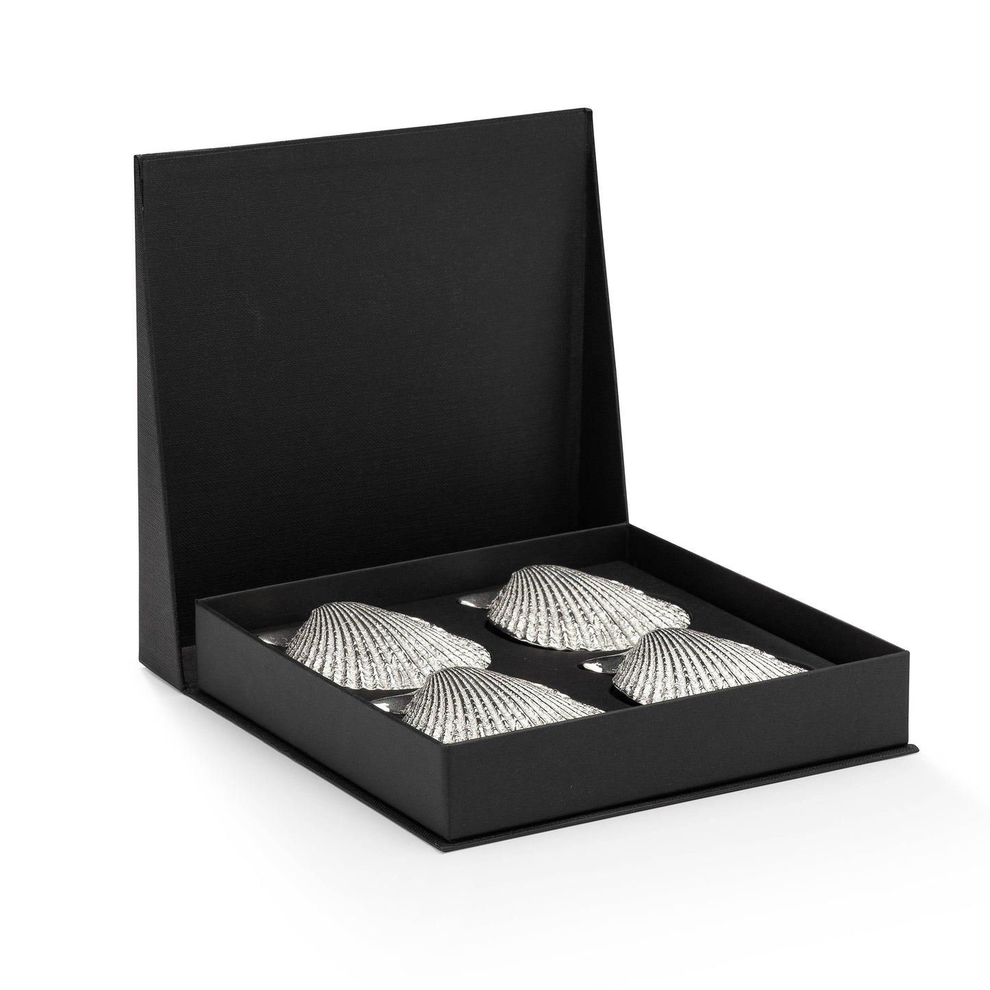 The Amuse Shells are inspired by the elegance of the scallops, Packaged in luxurious black boxes , the Amuse shells are crafted from pure tin and carefully handmade in the Netherlands. Perfect for fish appetizers and other delectable treats, these elegant shells are not suitable for use in ovens or dishwashers.

