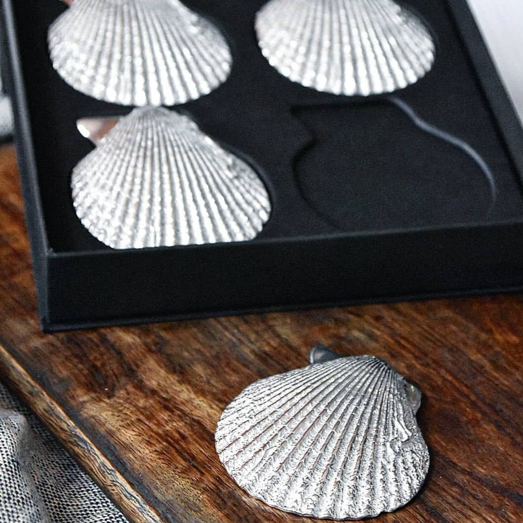 The Amuse Shells are inspired by the elegance of the scallops, Packaged in luxurious black boxes , the Amuse shells are crafted from pure tin and carefully handmade in the Netherlands. Perfect for fish appetizers and other delectable treats, these elegant shells are not suitable for use in ovens or dishwashers.

