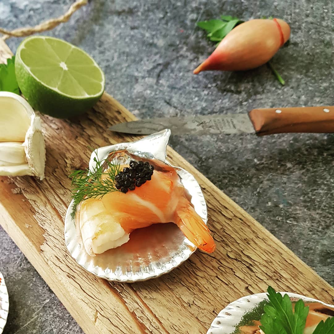 The Amuse Shells are inspired by the elegance of the scallops, Packaged in luxurious black boxes , the Amuse shells are crafted from pure tin and carefully handmade in the Netherlands. Perfect for fish appetizers and other delectable treats, these elegant shells are not suitable for use in ovens or dishwashers.


