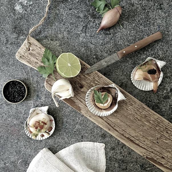 The Amuse Shells are inspired by the elegance of the scallops, Packaged in luxurious black boxes , the Amuse shells are crafted from pure tin and carefully handmade in the Netherlands. Perfect for fish appetizers and other delectable treats, these elegant shells are not suitable for use in ovens or dishwashers.

