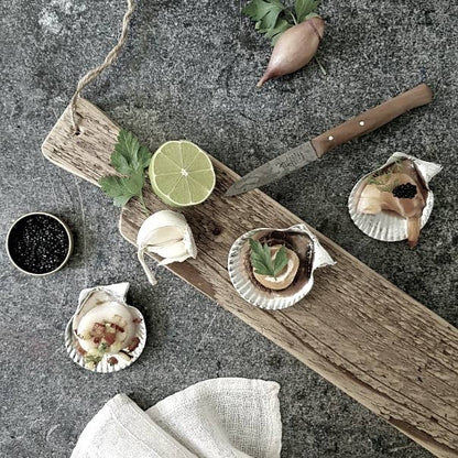 The Amuse Shells are inspired by the elegance of the scallops, Packaged in luxurious black boxes , the Amuse shells are crafted from pure tin and carefully handmade in the Netherlands. Perfect for fish appetizers and other delectable treats, these elegant shells are not suitable for use in ovens or dishwashers.

