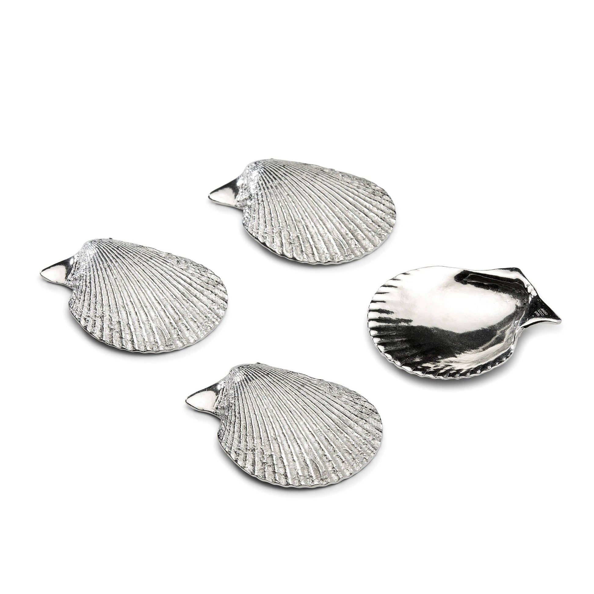 The Amuse Shells are inspired by the elegance of the scallops, Packaged in luxurious black boxes , the Amuse shells are crafted from pure tin and carefully handmade in the Netherlands. Perfect for fish appetizers and other delectable treats, these elegant shells are not suitable for use in ovens or dishwashers.

