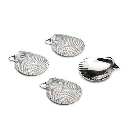 The Amuse Shells are inspired by the elegance of the scallops, Packaged in luxurious black boxes , the Amuse shells are crafted from pure tin and carefully handmade in the Netherlands. Perfect for fish appetizers and other delectable treats, these elegant shells are not suitable for use in ovens or dishwashers.

