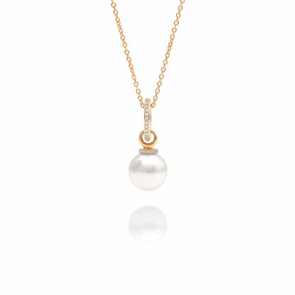 A beautiful pendant featuring an Australian South Sea pearl set in yellow gold, with stunning white diamonds surrounding the pearl. 