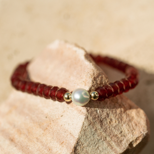 This bracelet features a Broken Bay (NSW) grown 7mm AAA grade Australian Akoya pearl complemented by 41 faceted Carnelian beads and two 9ct yellow gold rondels.