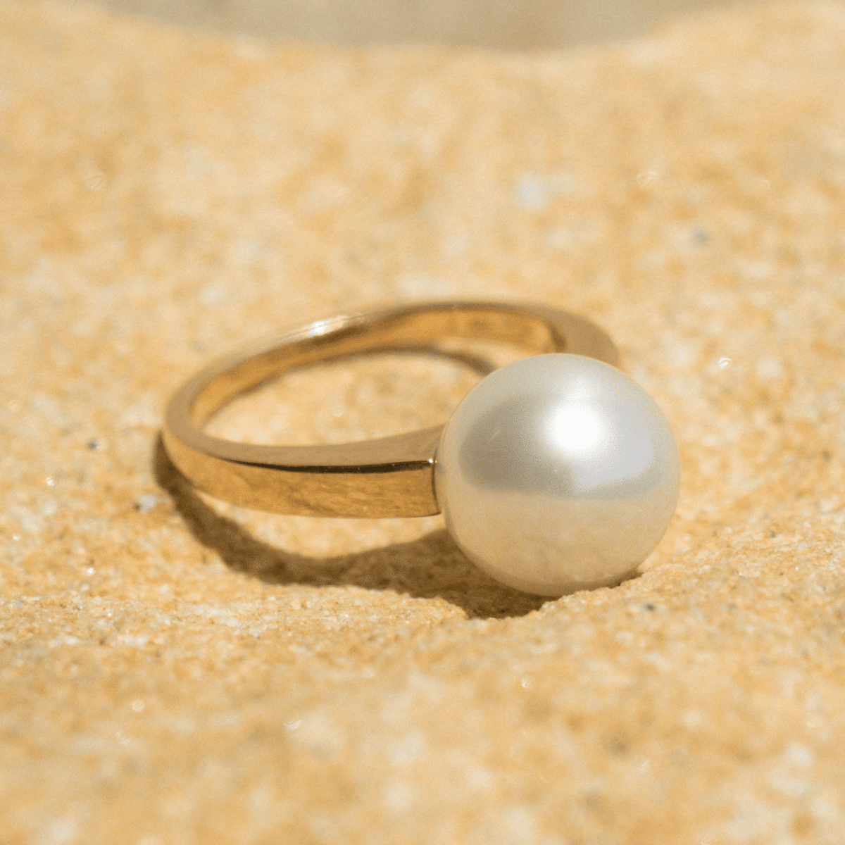 An Australian South Sea pearl ring set in solid gold. 