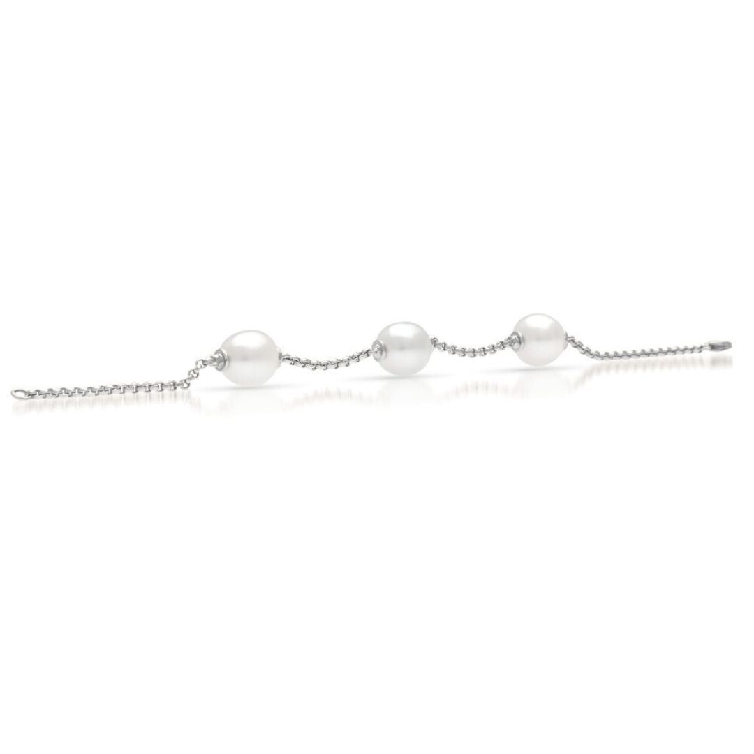 A stunning chain bracelet featuring three Australian South Sea pearls set on a white gold chain. 