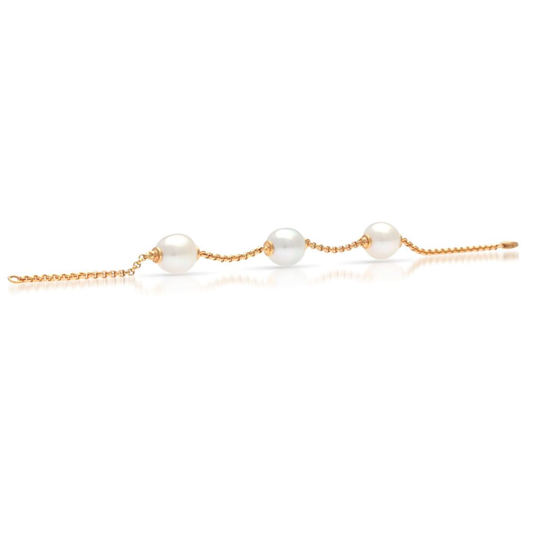 A stunning chain bracelet featuring three Australian South Sea pearls set on a yellow gold chain. 