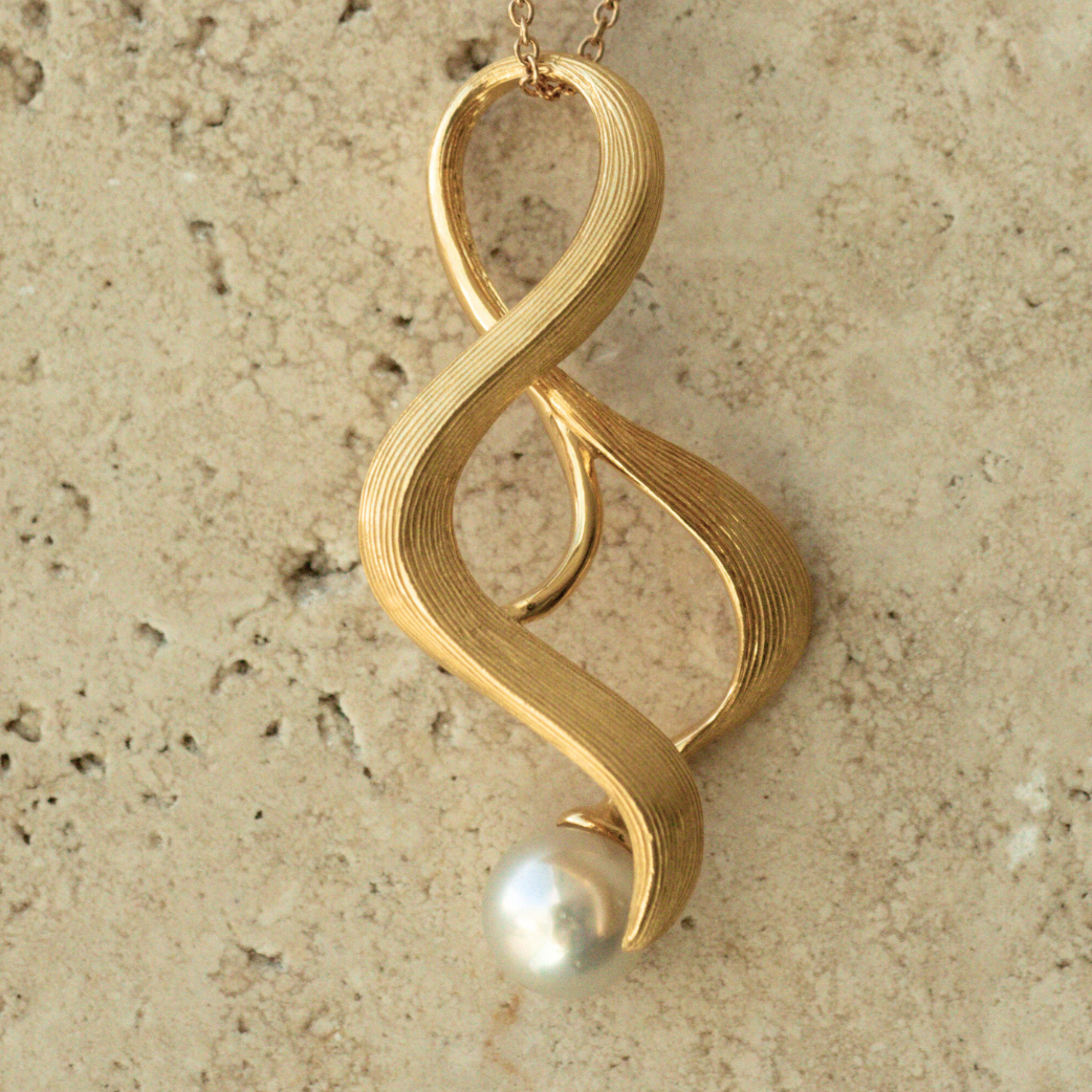 An enchanting Hawkesbury Pearl Pendant featuring Broken Bay (NSW) grown 7mm AA grade Australian Akoya pearl set in sterling silver or gold plated sterling silver.