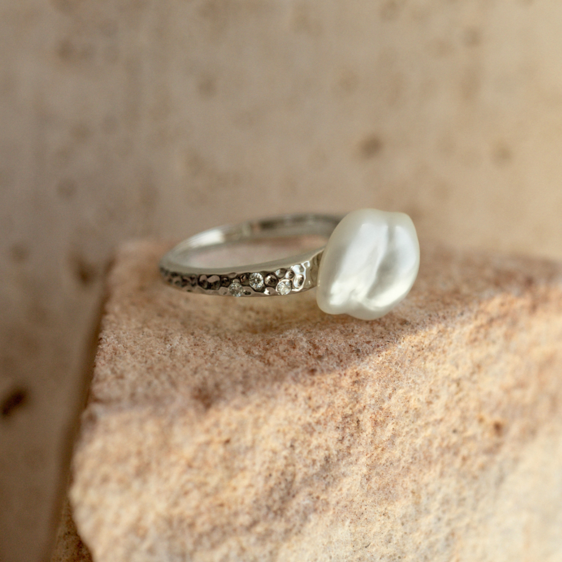 This beautiful 18ct white gold hammered ring from the Impressions collection features a beautiful 9mm A grade Cygnet Bay (WA) grown South Sea Keshi Pearl complimented by 6 White Diamonds (0.06ct H/SI) in a size #M.