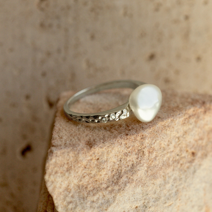 This beautiful 18ct white gold hammered ring from the Impressions collection features a beautiful 9mm A grade Cygnet Bay (WA) grown South Sea Keshi Pearl complimented by 6 White Diamonds (0.06ct H/SI) in a size #T.