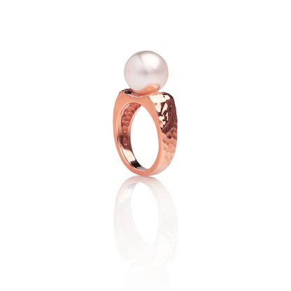 A beautiful Impressions Pearl Keshi Ring set in a hammered rose gold design.