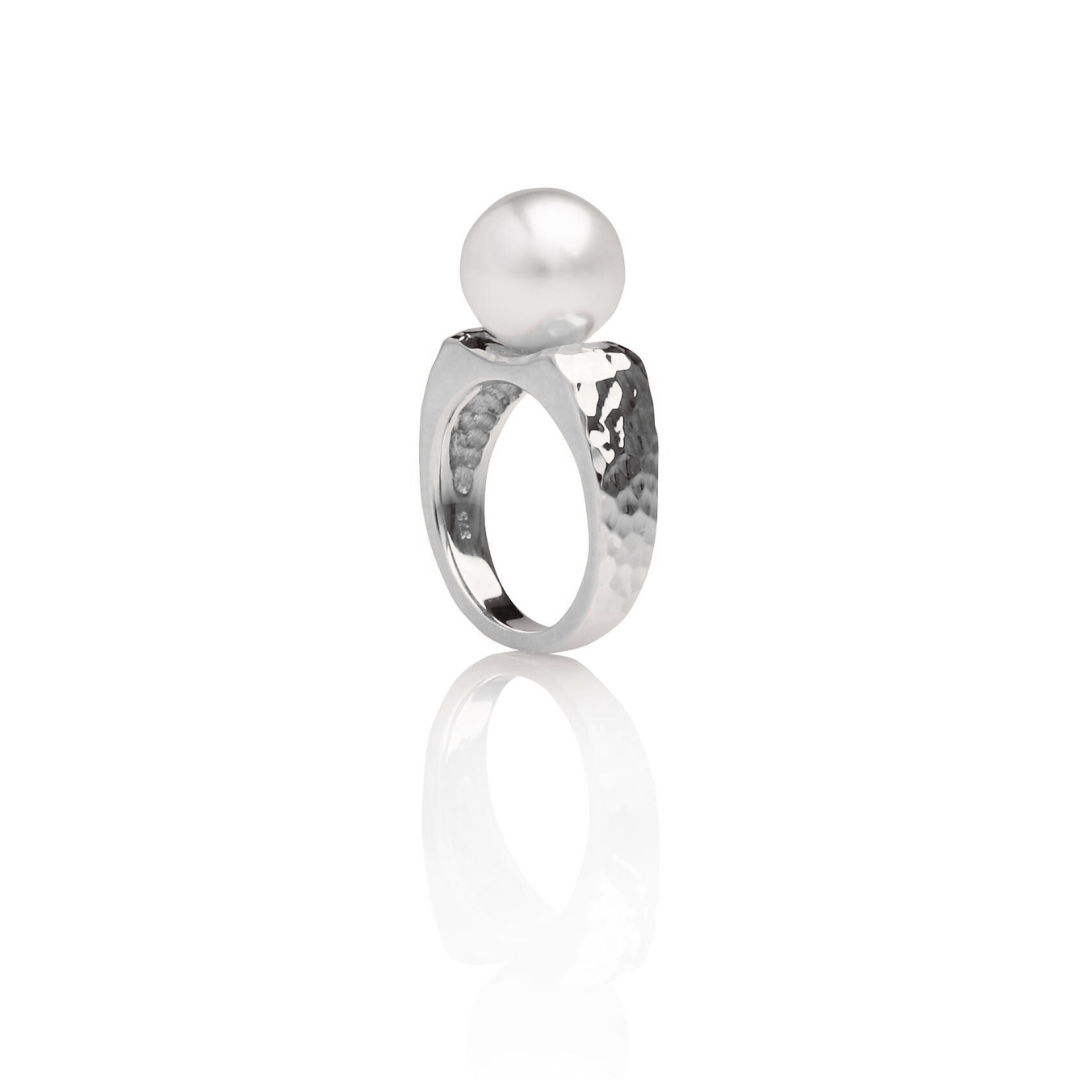 A beautiful Impressions Pearl Keshi Ring set in a hammered white design.