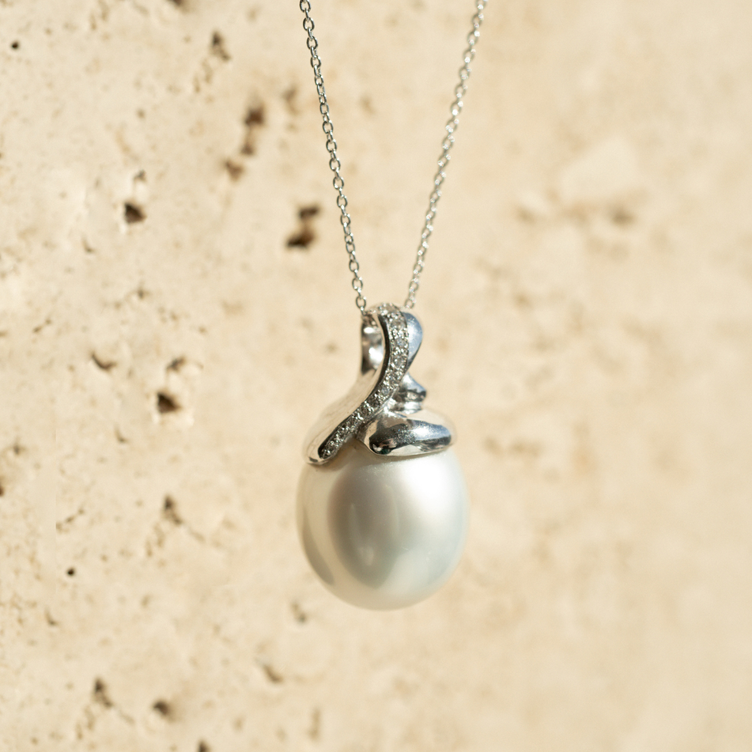 This stunning Keepsake Pearl Pendant features a Cygnet Bay (WA) grown&nbsp; Australian South Sea complemented by 11 White Diamonds in a bespoke gold design.