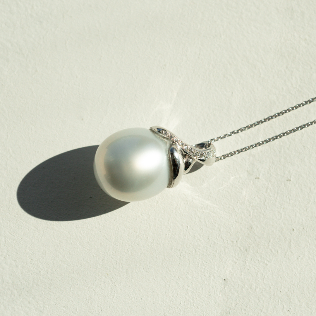 This stunning Keepsake Pearl Pendant features a Cygnet Bay (WA) grown&nbsp; Australian South Sea complemented by 11 White Diamonds in a bespoke gold design.