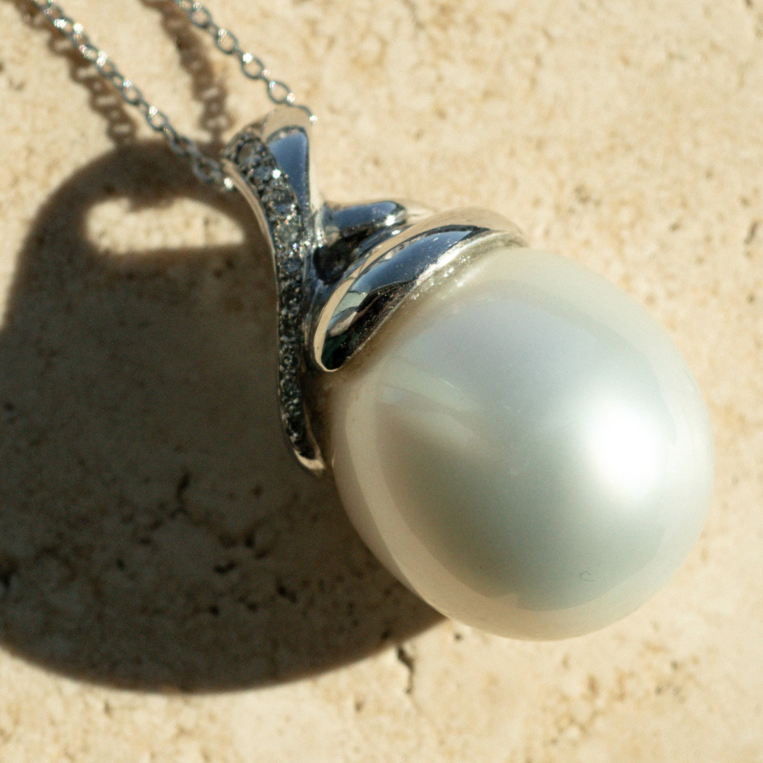 This stunning Keepsake Pearl Pendant features a Cygnet Bay (WA) grown&nbsp; Australian South Sea complemented by 11 White Diamonds in a bespoke gold design.