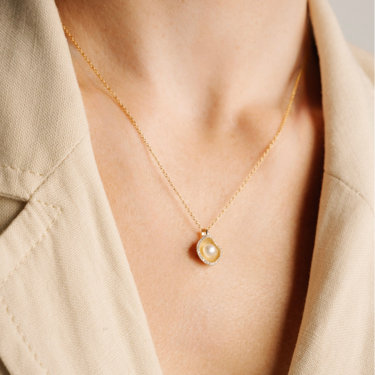 This stunning Kimberley Lily Diamond Pearl Pendant features our Cygnet Bay (WA) grown 5-8mm A grade Australian South Sea Keshi Pearl complemented by a halo of 33 white diamonds, set in a unique gold design.