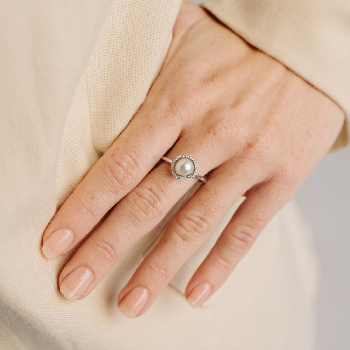 This stunning Kimberley Lily Petite Diamond Pearl Ring features our Cygnet Bay (WA) grown 5-8mm A grade Australian South Sea Keshi Pearl complemented by a halo of 29 white diamonds, set in a unique gold design.
