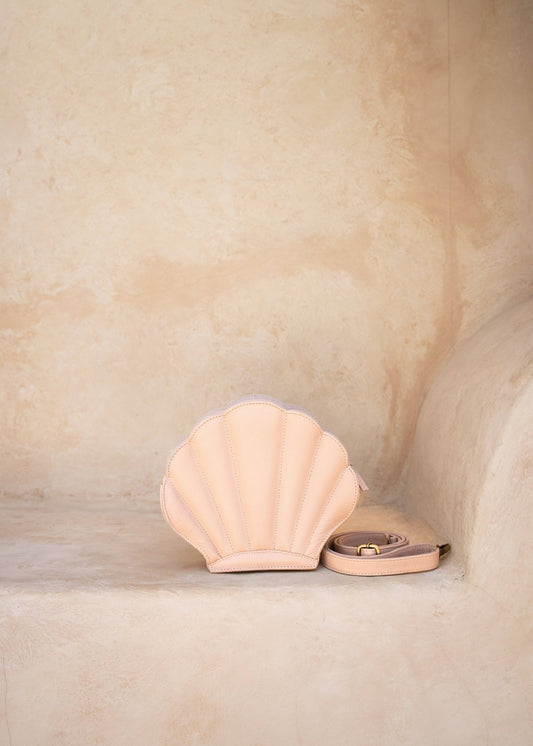 Featuring a gorgeous Koa Shell design, the Koa Grande is packed with character and individuality. With one main zip compartment, it features 4 card slots and an additional inner zip pocket to keep your treasures safe.

