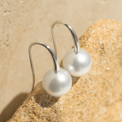 A pair of beautiful Australian South Sea pearls set on a pair of hook earrings in solid gold. 